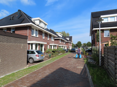 851004 Gezicht op de onlangs opgeleverde woningen Donderwolk 21-31 (links) en Donderwolk 50 (nieuwbouwproject ...